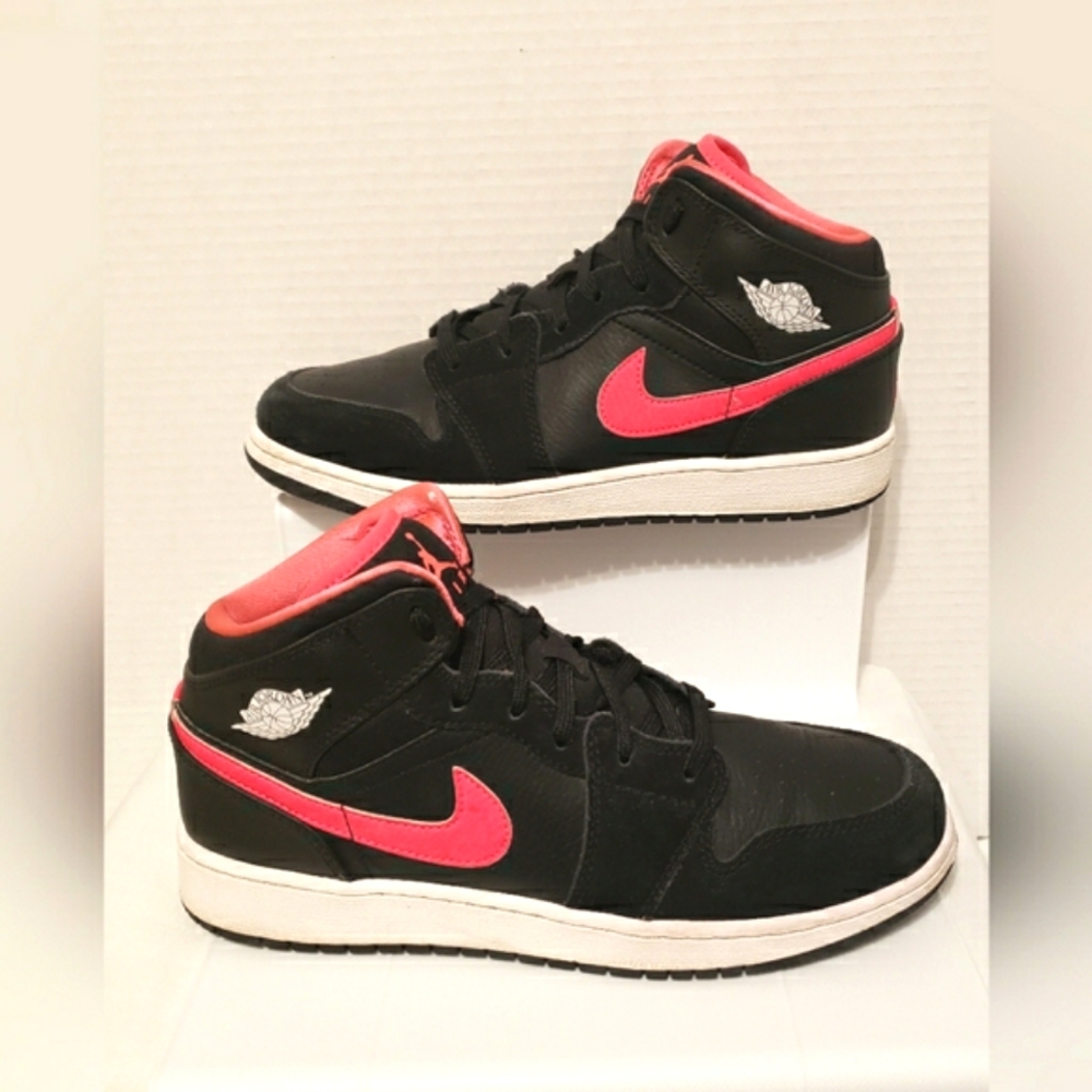 Air Jordan 1 Retro Mid GS ‘Hyper Pink’ Sneakers size 6.5 men/youth = 8 Women